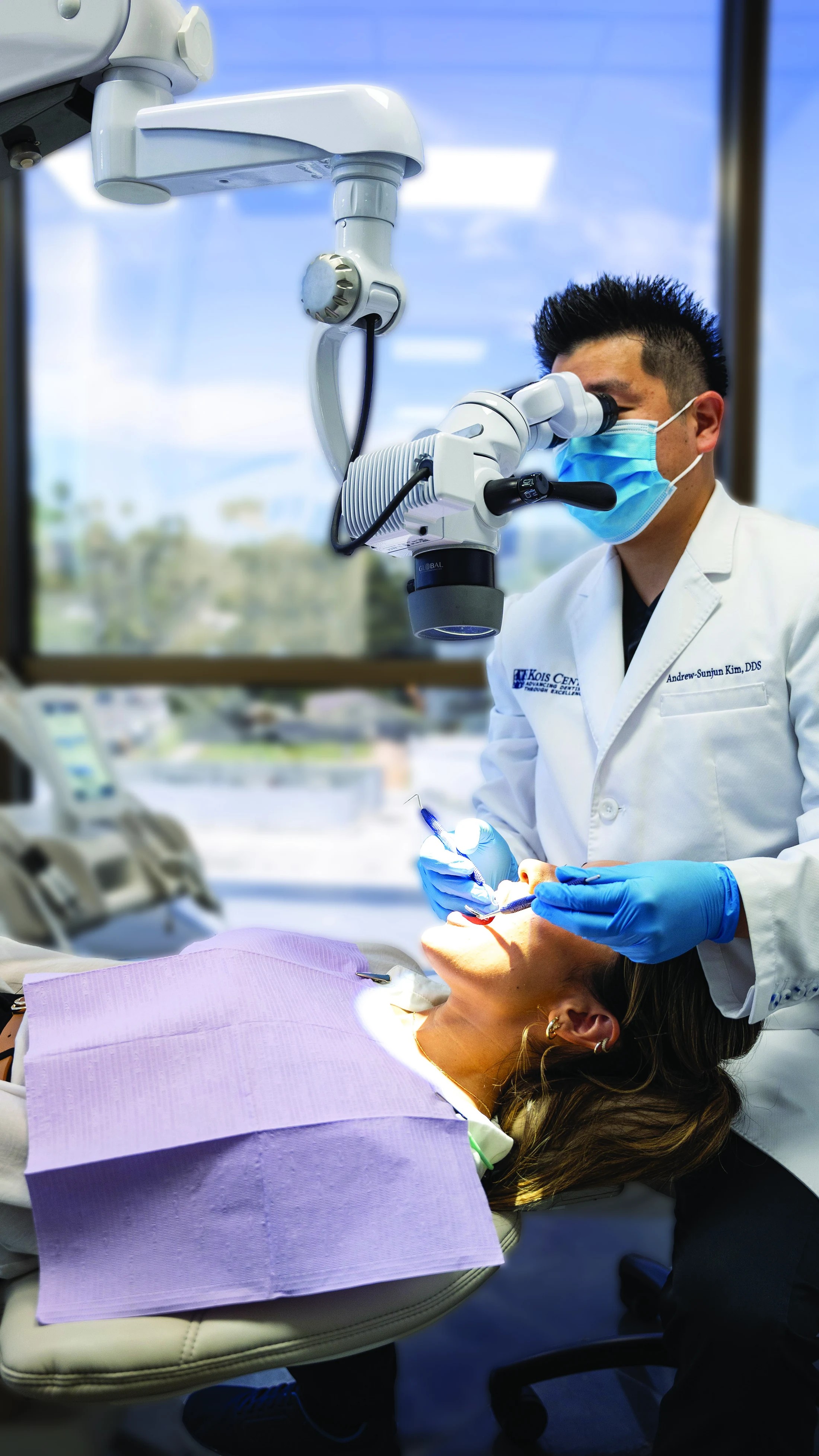 Dr. Andrew-Sunjun Kim performing microscope-enhanced dentistry at Enzo Dentistry